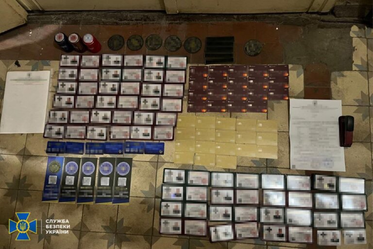 СБУ викрила схему із масового виробництва та продажу підроблених посвідчень правоохоронців