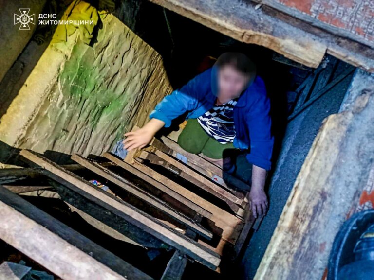 У Коростені рятувальники допомогли жінці, яка впала в погріб