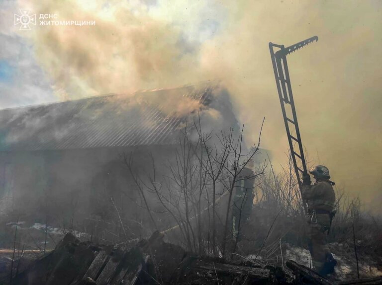 Пожежі сухої трави ширяться Україною, сьогодні вже дійшла черга й до Житомирщини