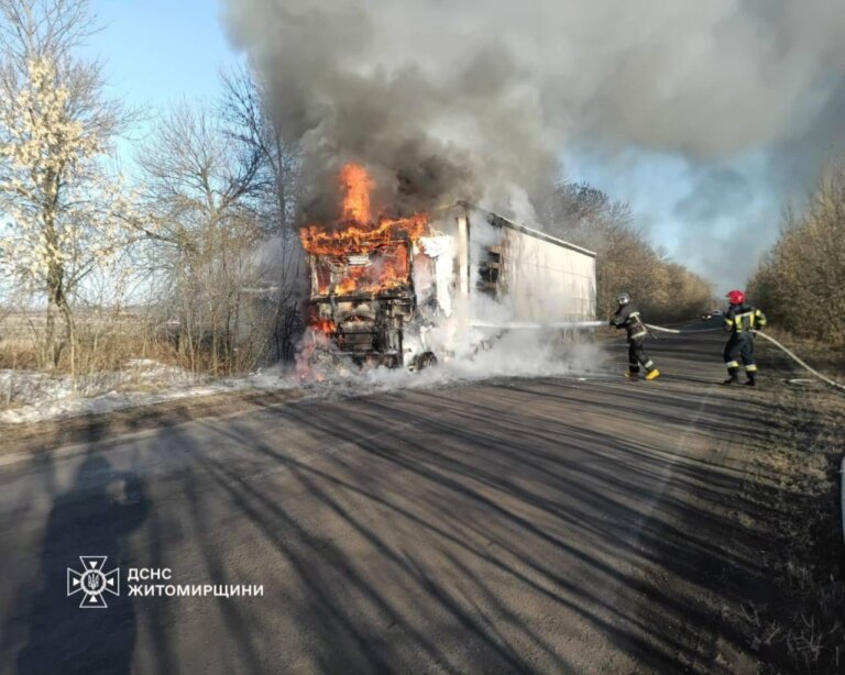 Житомирський район: рятувальники ліквідували пожежу у вантажному автомобілі