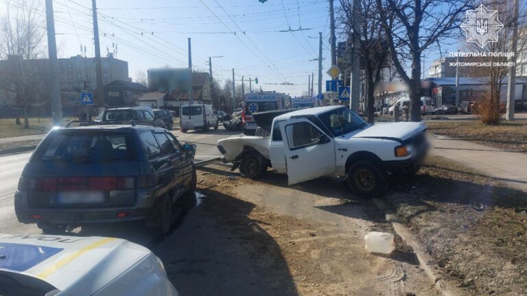У звʼязку з дорожньо-транспортною пригодою з потерпілими, на вулиці Чуднівській, за участю трьох авто, рух транспорту частково ускладнений в напрямку Гідропарку