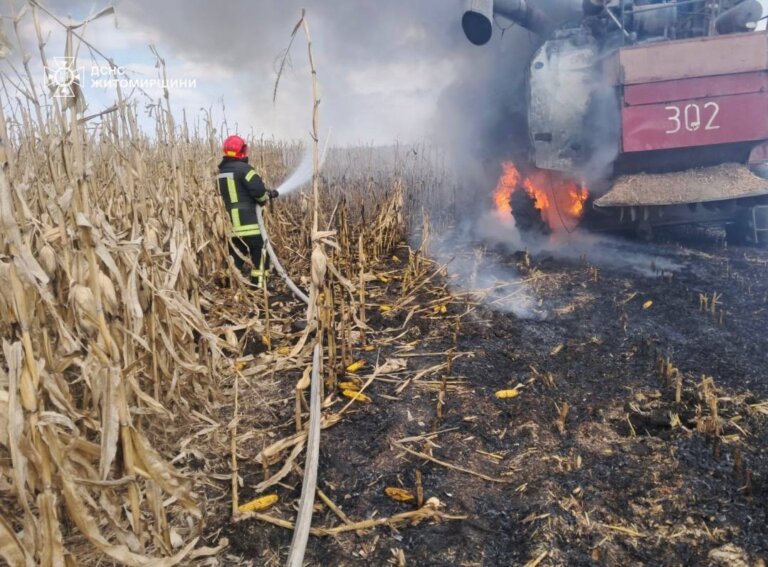 Під час роботи у полі загорівся комбайн