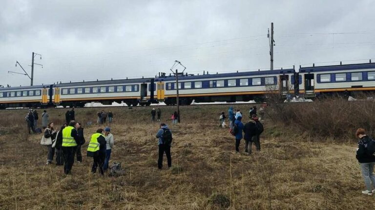 Через дронову атаку поїзди по всій Україні стоять у полях
