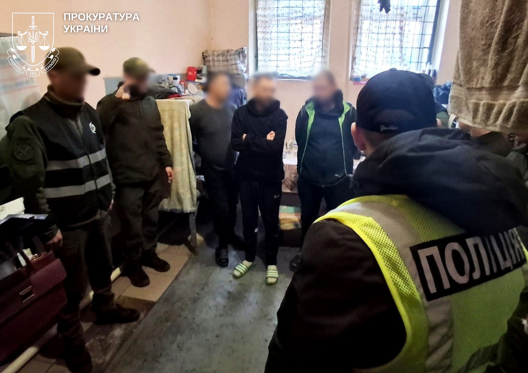 Прокурори повідомили про підозру засудженому, який продавав фейкові автомобілі