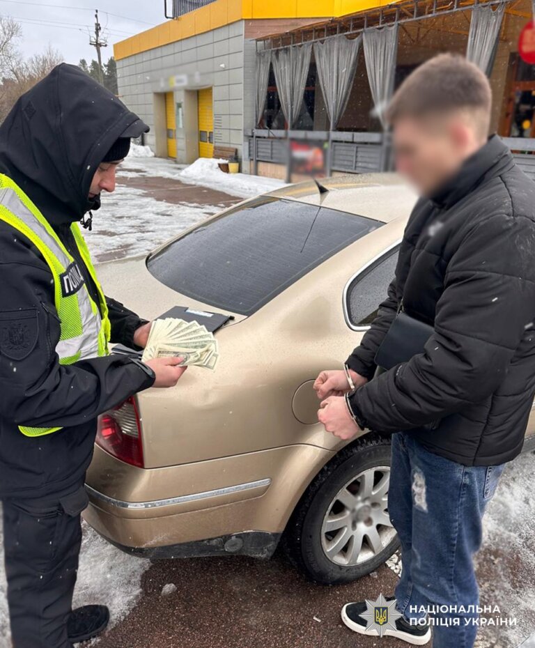«Оберіг» за 5600 доларів: поліцейські Житомирщини затримали підозрюваних у корупційній схемі