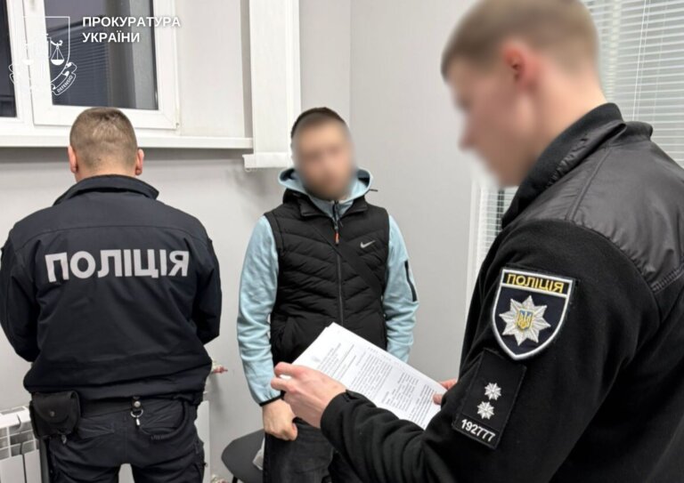 Пропонував слідчому 40 тис. грн за закриття кримінального провадження: жителю Житомира повідомлено про підозру