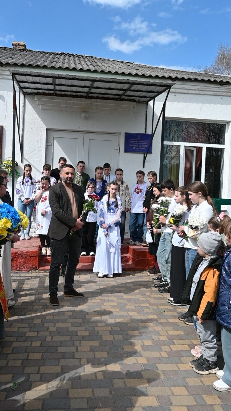 Його ім’я — в серцях людей У Явному відкрили меморіальну дошку Захиснику України Олександру Собченку