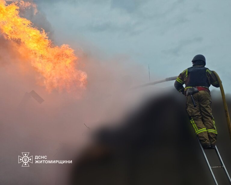 Жахлива пожежа через російську атаку на Житомирщині, – ДСНС