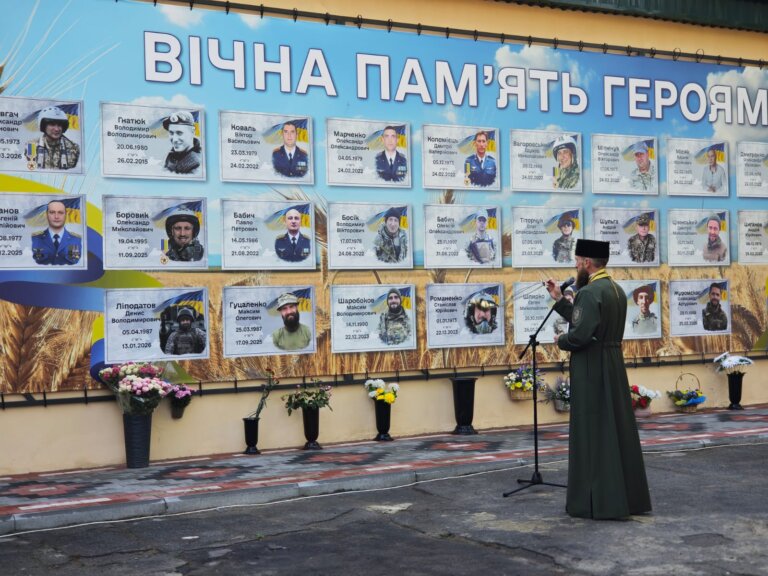 До Дня Героїв біля будівлі 52 гарнізонного будинку офіцерів відбувся пам’ятний захід