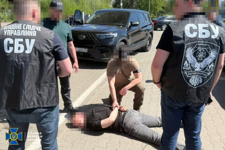 СБУ затримала керівника Житомирського обласного ТЦК, який вимагав кошти із місцевого підприємця за «непризов» його працівників