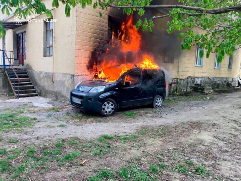 Учора ввечері фахівці ДСНС залучалися на гасіння легкового автомобіля, що спалахнув на одній із вулиць м. Бердичів