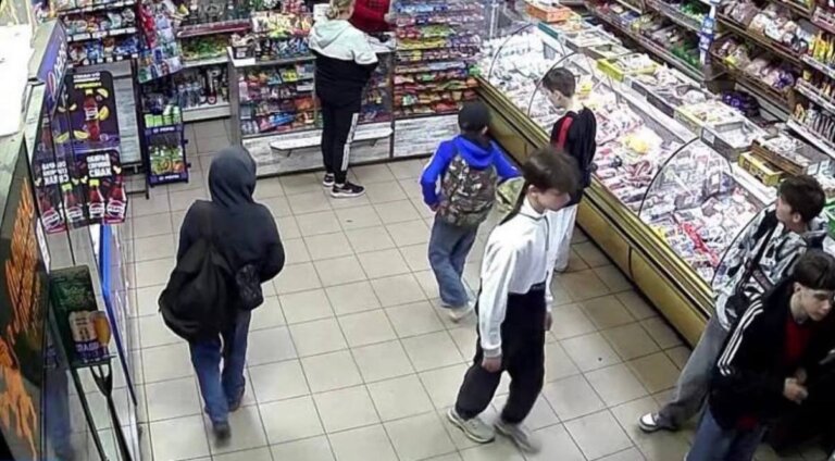 Житомирські поліцейські встановлюють обставини неправомірних дій у місцевій крамниці