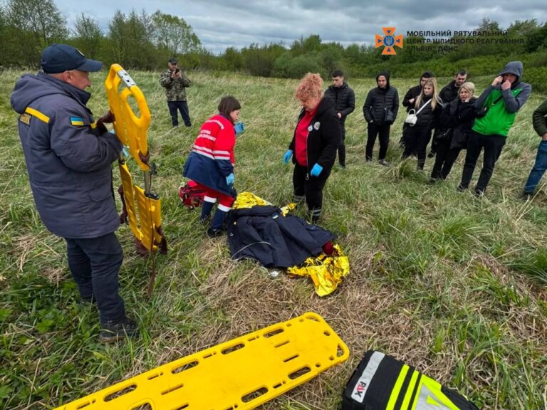 Львівщина: службовий пес ДСНС Чіко знайшов 42-річну жінку без свідомості посеред поля, яку шукали 9 діб