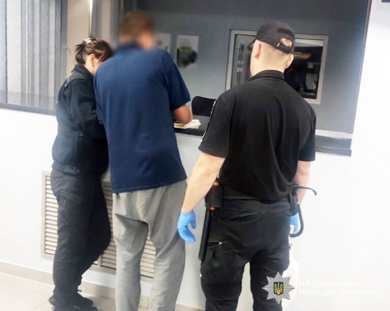 Зірвав з шиї золотий ланцюжок: житомирські поліцейські затримали підозрюваного в пограбуванні