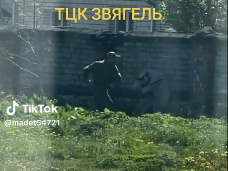 Скандал у Звягелі: у соцмережах поширюють відео побиття чоловіка людиною у військовій формі. ВІДЕО