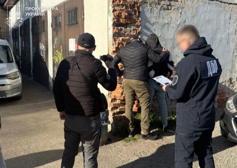 Працівнику служби судової охорони повідомлено про підозру у збуті канабісу