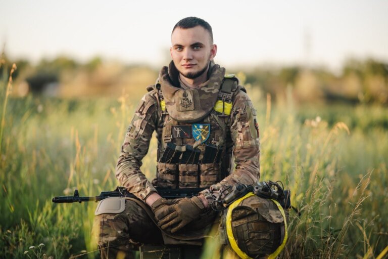У 19 років пішов на війну: історія бійця з Чуднова, який тижнями стримувавштурми окупантів. Тижнями відбивав атаки росіян у посадках із кулеметом у руках