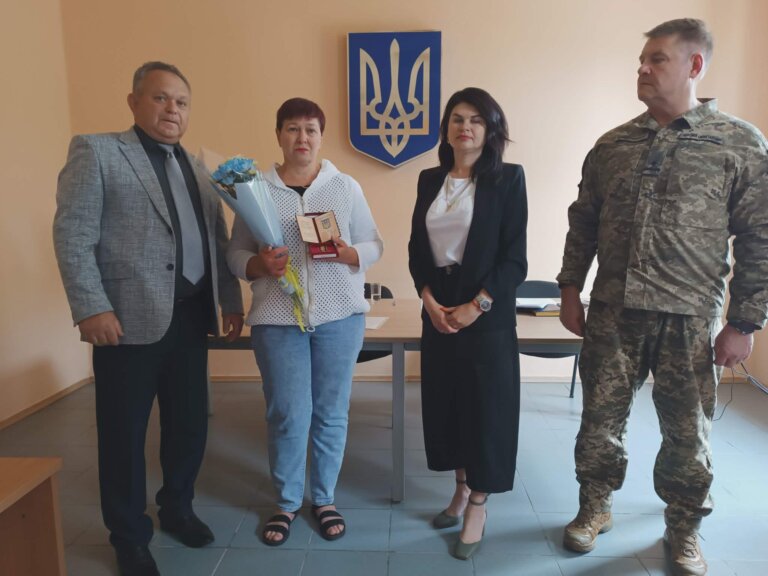У Високівській громаді матері загиблого Захисника Олександра Рабощука вручили орден «За мужність» ІІІ ступеня (посмертно)