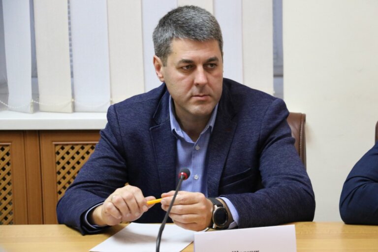В міській раді правоохоронці проводять слідчі дії. Нібито підозру вручено заступнику мера Олександру Шевчуку
