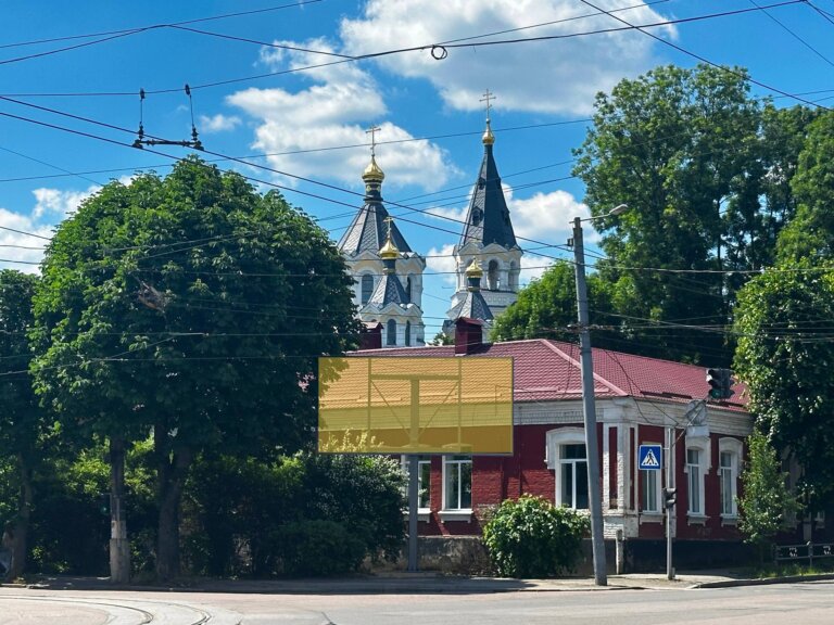 Вже тривають роботи з монтажу рекламного телеекрану в зоні охорони собору