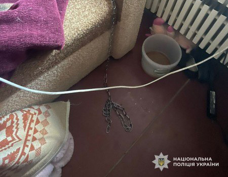 У Кам’янському мати прив’язувала свого 7-річного сина металевим ланцюгом до батареї з метою “виховання”, — поліція Дніпропетровщини