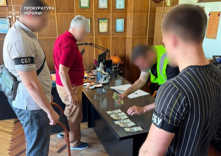 4000 доларів США за фальшиві медичні документи для військового – прокурори повідомили про підозру головному лікарю районної лікарн