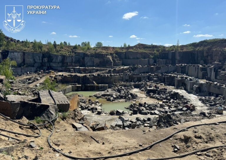 Продавали корисні копалини під виглядом виробничих відходів, чим завдали понад 2,1 млн грн збитків: повідомлено про підозру одному з керівників державного підприємства