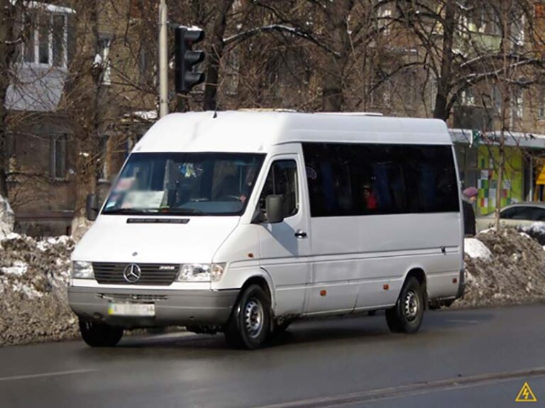 «Воювати — їхній обов’язок, чекати маршрутку — теж?» На Житомирщині водії двох автобусів демонстративно проїхали повз українських військових