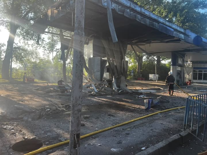 Двоє людей постраждали під час удару по АЗС у Малинській громаді. Після атаки на Малин біля АЗС утворилися черги,- ЗМІ