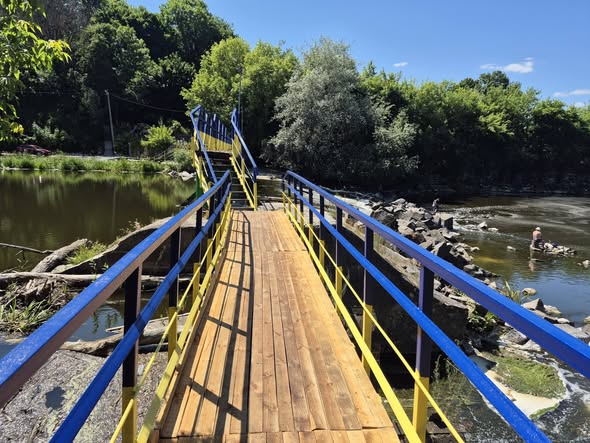 У Коростишеві завершили ремонт пішохідного мосту до мікрорайону Заріччя: встановили освітлення та оновили конструкції