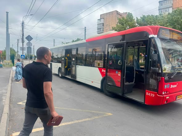 У Житомирі перевіряють перевізників міських автобусних маршрутів: на кількох маршрутах виявили порушення