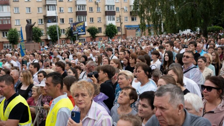 У Бердичеві близько 6 тисяч вірян об’єдналися у спільній молитві за Україну та справедливий мир