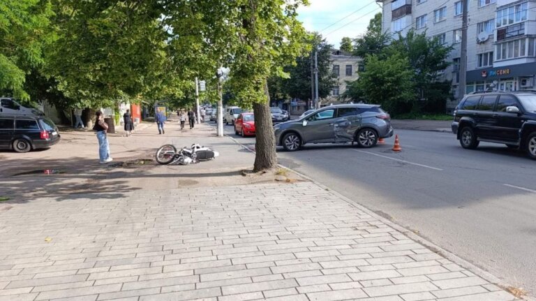 У Житомирі сталося ДТП за участю мотоцикла та легкової автівки