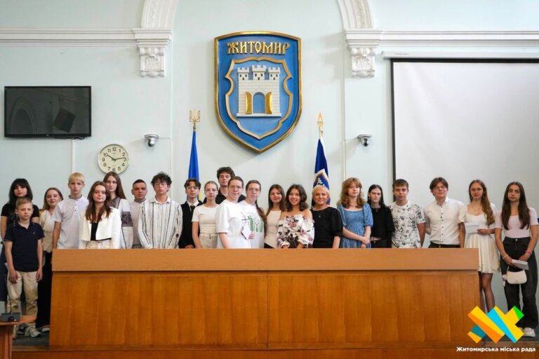 Учням та вихованцям житомирських освітніх закладів — переможцям обласних, всеукраїнських та міжнародних олімпіад, конкурсів, турнірів, інтелектуальних тріатлонів, батлів, спартакіад та ін. — виплачуватимуть грошові винагороди