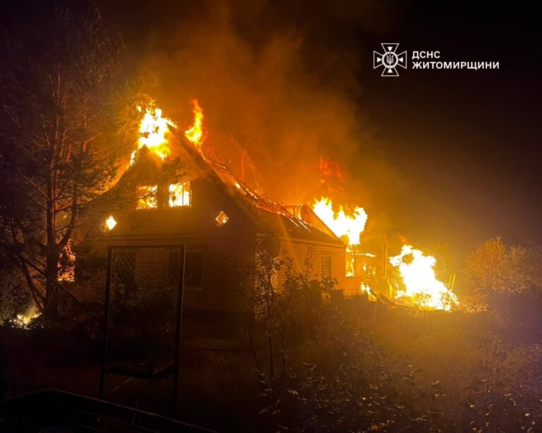 Вщент згорів двоповерховий будинок через пізній виклик на Житомирщині