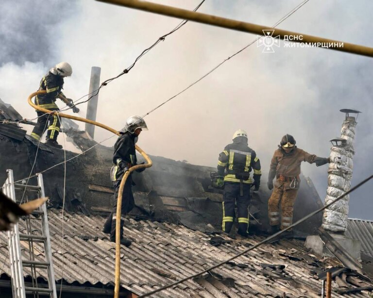 Рятувальники щойно ліквідували пожежу в приватній оселі у Житомирі, під час якої травмувався чоловік