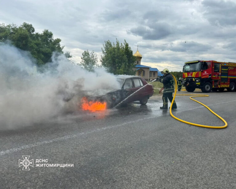 Вчора вдень рятувальники ліквідували пожежу легкового автомобіля, що виникла у селі Мала Рача Житомирського району
