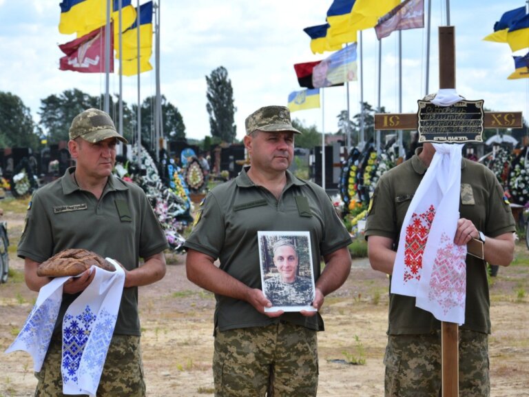 Житомир на колінах провів в останню путь Героя-Захисника Дмитра Суховця