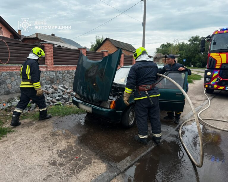 Вранці рятувальники ліквідували пожежу легкового автомобіля на одній із вулиць Бердичева