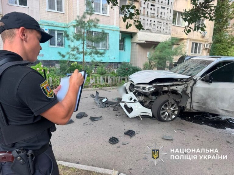 Вибухнула автівка у дворі багатоповерхівки в Одесі, коли водій розпочав рух, — поліція