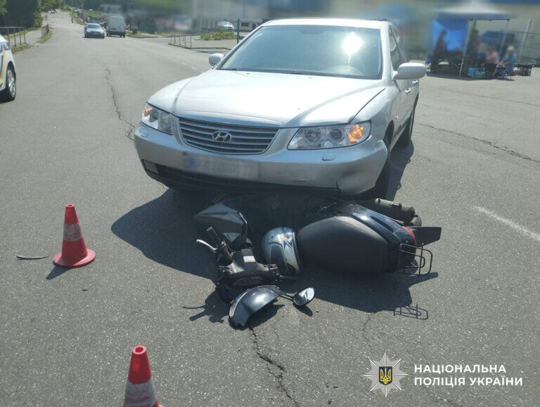 У Малині поліцейські встановлюють обставини ДТП з травмуванням пасажирки скутера