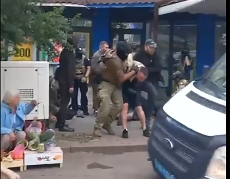 У Львові в мікрорайоні Сихів поліція та невідомі у цивільному жорстко затримали учасників акції протесту. ВІДЕО