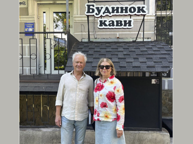 Юрій Костенко під час візиту до Житомира відвідав культову кав’ярню «Будинок кави»