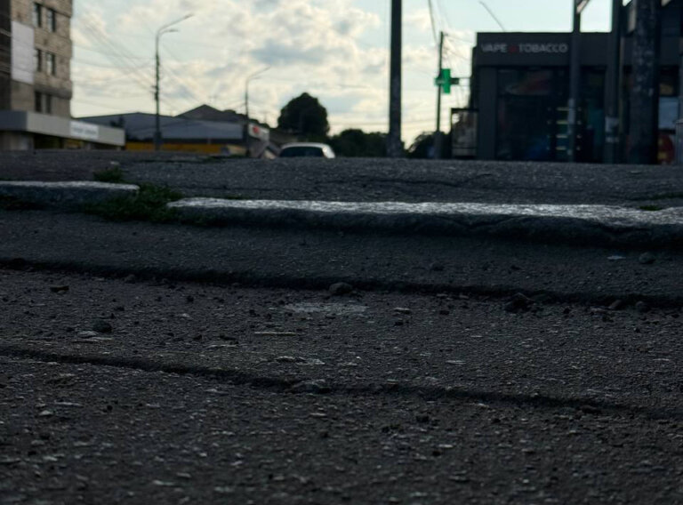 Єдина характеристика, яка приходить в голову після побаченого — «яке ж воно все уйобіщне …» – пише Тут є місто