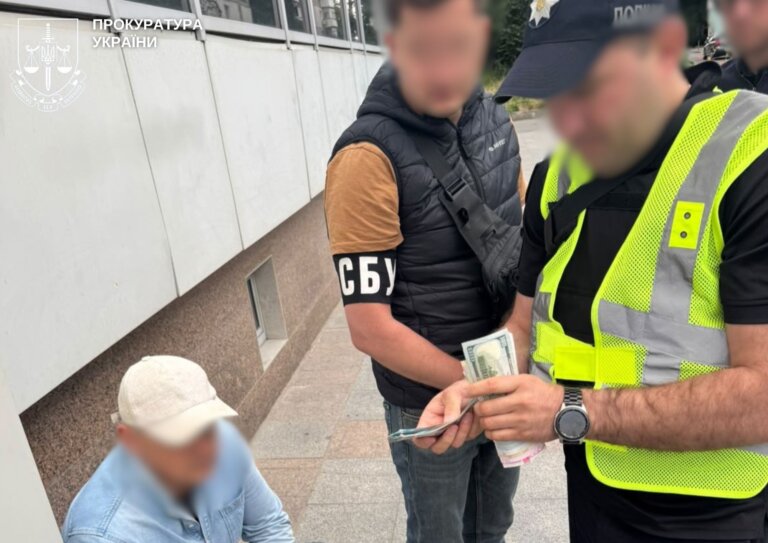 У Житомирі затримали лікаря під час одержання 4 тис. доларів США за сприяння в оформленні інвалідності – прокурори повідомили про підозру
