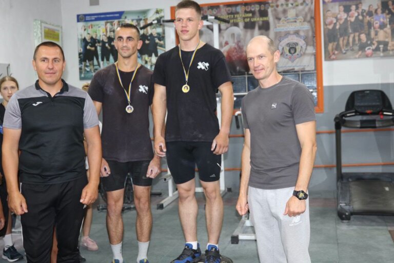 Сила, що встановлює рекорди: Житомирський військовий — переможець чемпіонату міста з гирьового спорту