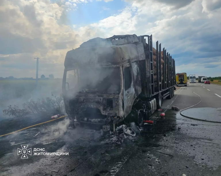Під час руху палаючої вантажівки травмувався водій