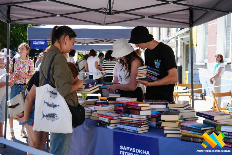 У Житомирі знову обмінюються книжками: на Михайлівській відкрилася «Книжкова площа»