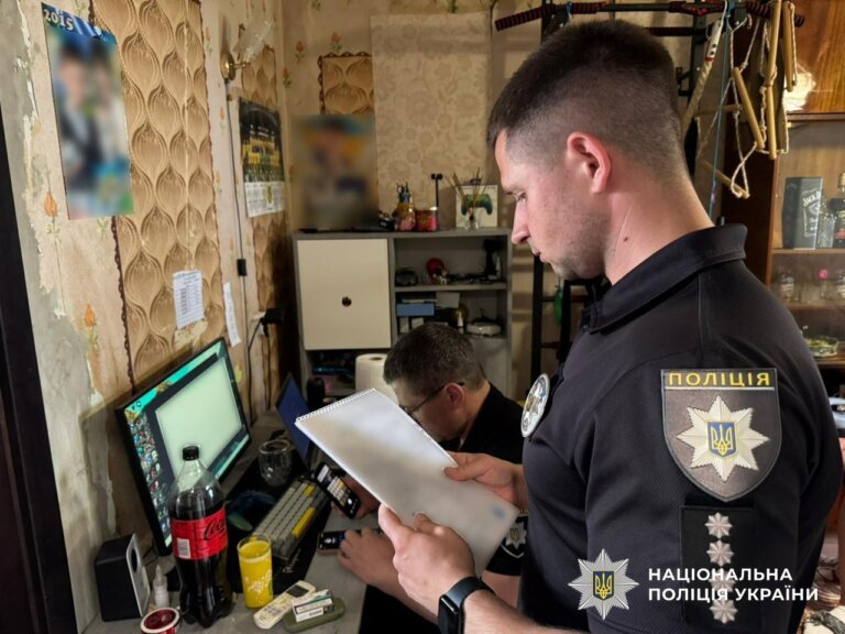 Поліцейські вручили підозри ще чотирьом членам злочинної організації, яка ошукала громадян Латвії на понад 5,5 мільйонів гривень