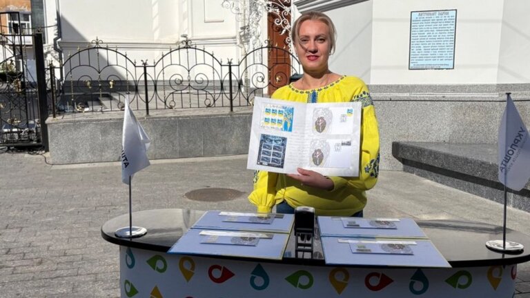 «Ми чекаємо»: у Житомирі у День Незалежності погасили марки, присвячені українським полоненим і зниклим безвісти